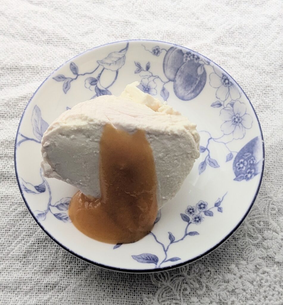 水切り豆乳ヨーグルトにあんずジャムを添えて