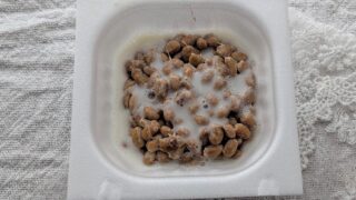 納豆に豆乳大さじ２を加えて混ぜる
