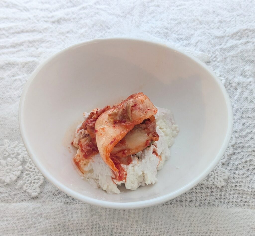 豆乳ヨーグルト(水切り)にキムチをのせて