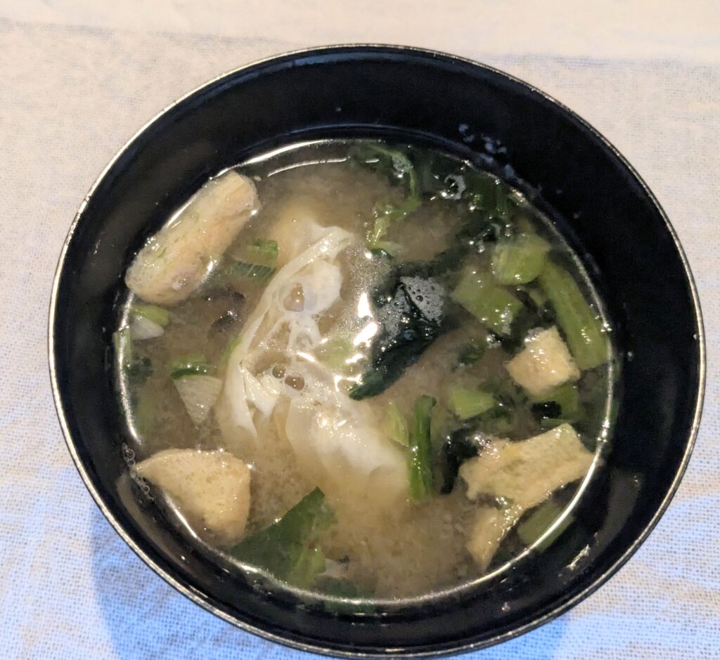 湯葉を味噌汁に入れて