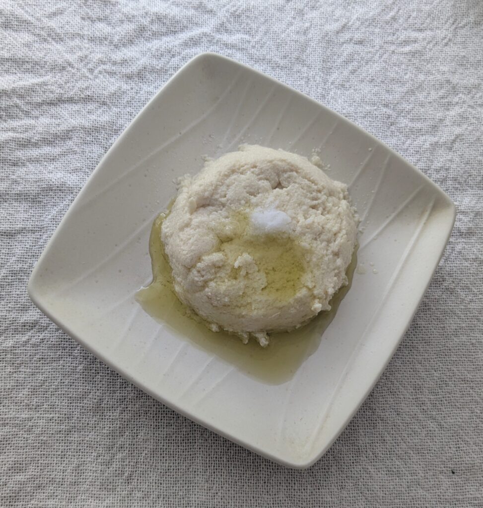 出来立ての豆腐にオリーブオイルと塩