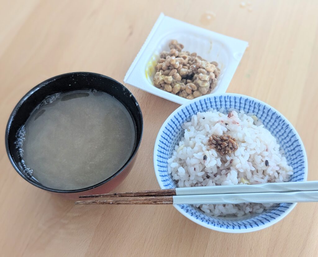 十穀米、自家製味噌のおから入り味噌汁、納豆
